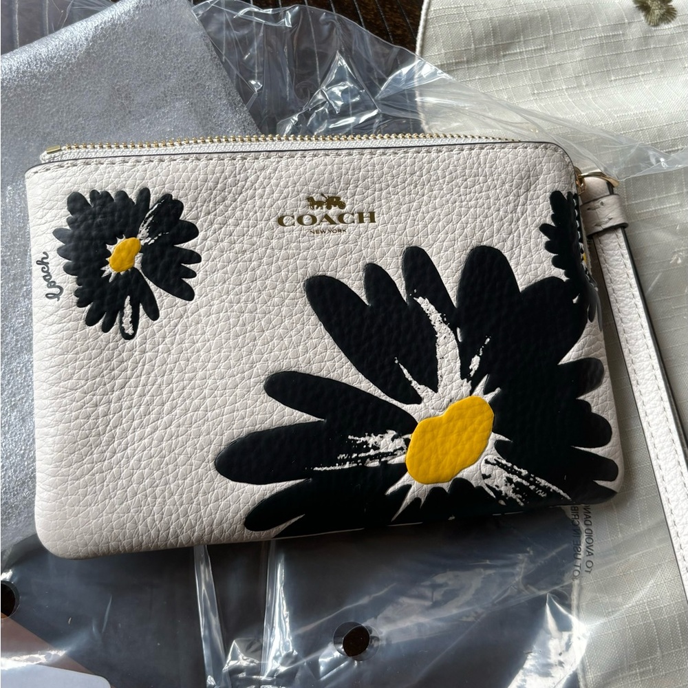 Authentic COACH Leather floral zip card wristlet - Picture 7 of 10